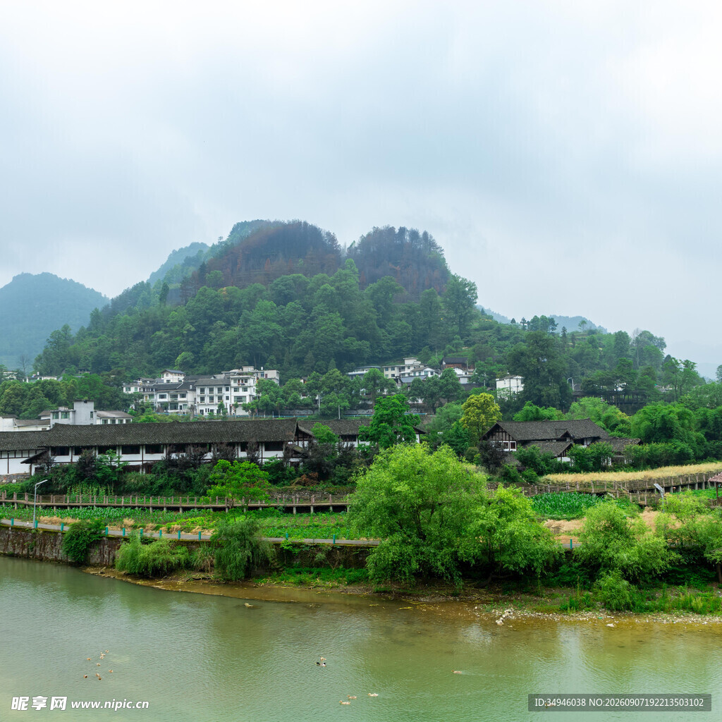 山水相依的乡村秀丽风光