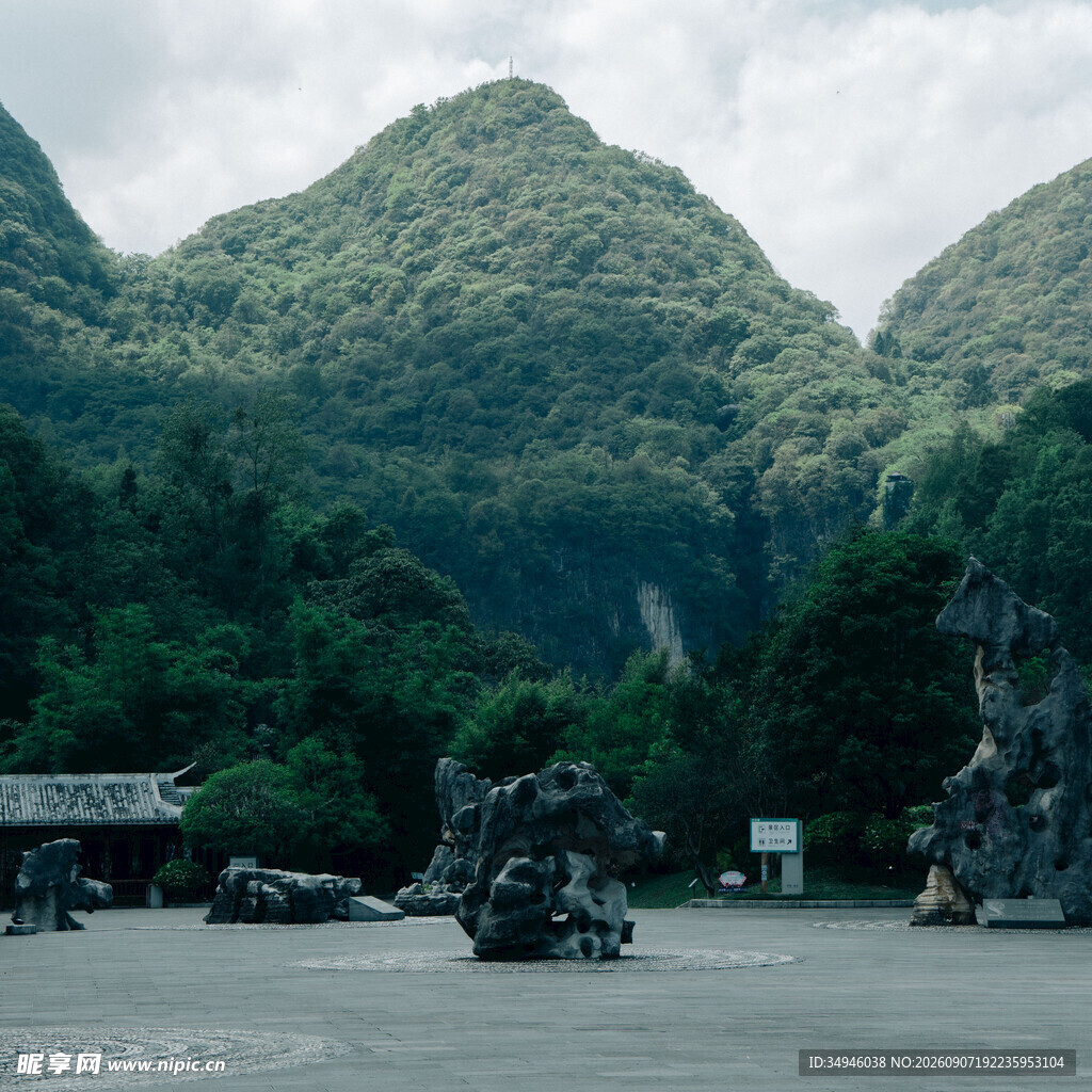 山间停车场与翠绿山峦
