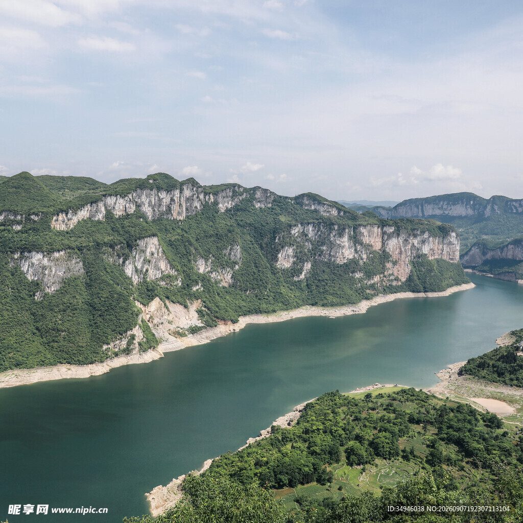 壮丽山水间的碧绿江河