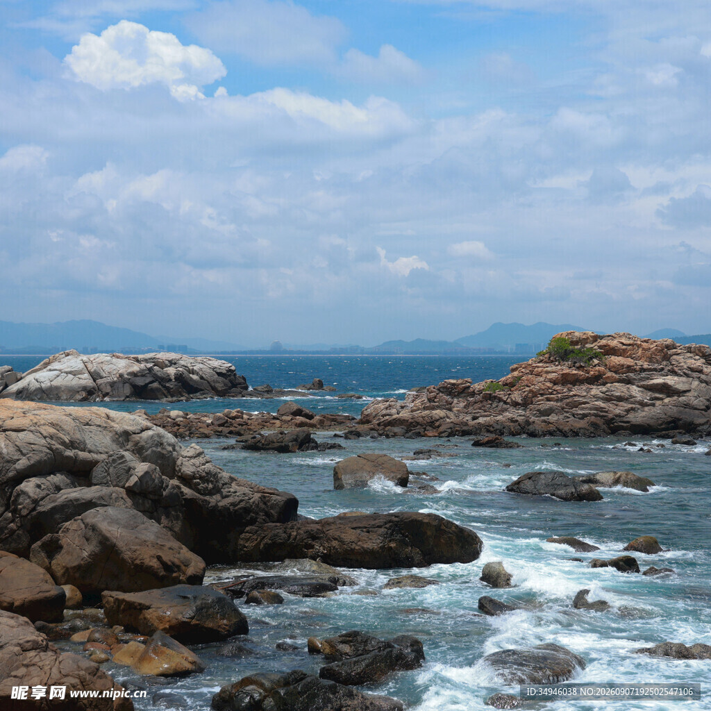 海边礁石与翻涌海浪景观