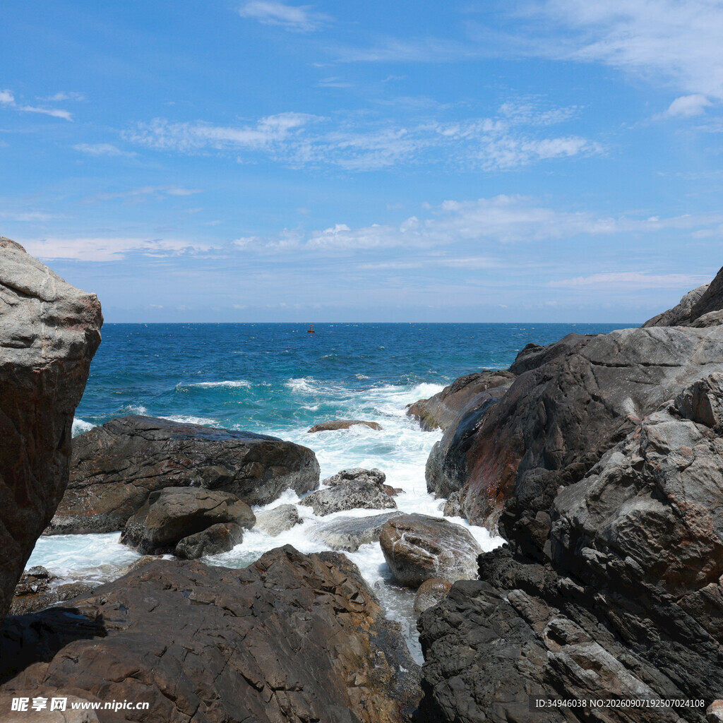 海边嶙峋礁石与翻涌海浪