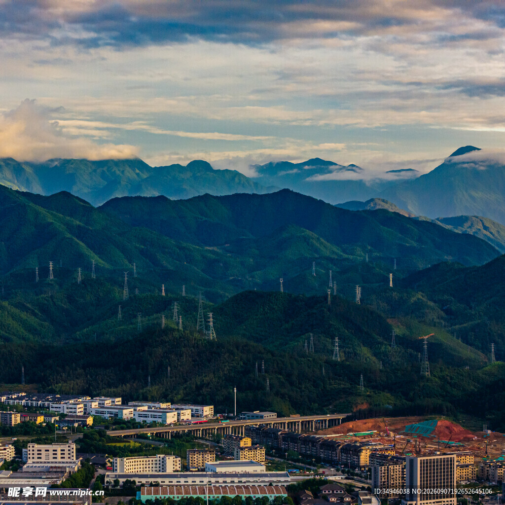 山城暮色下的城市与山峦