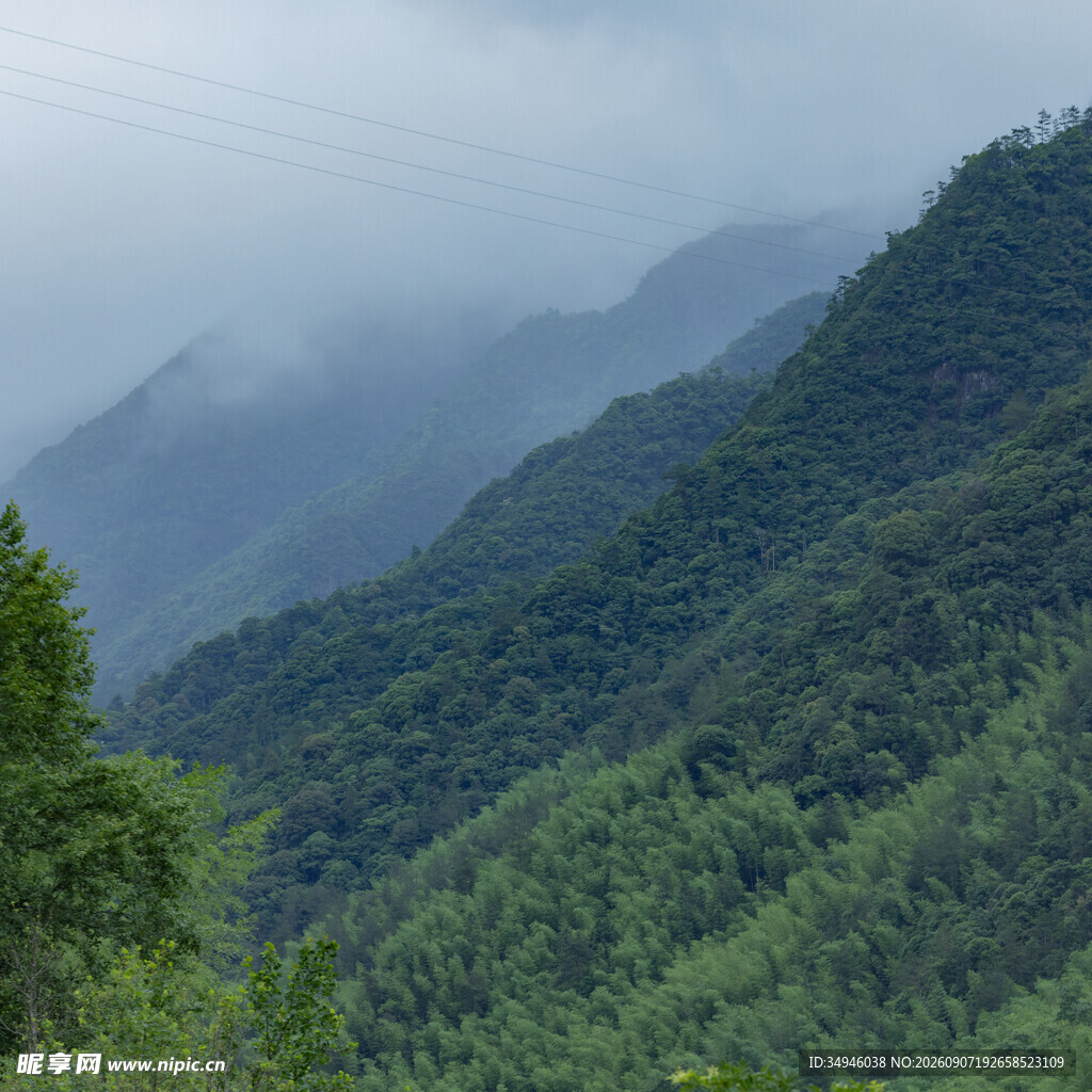 云雾缭绕的翠绿山峦