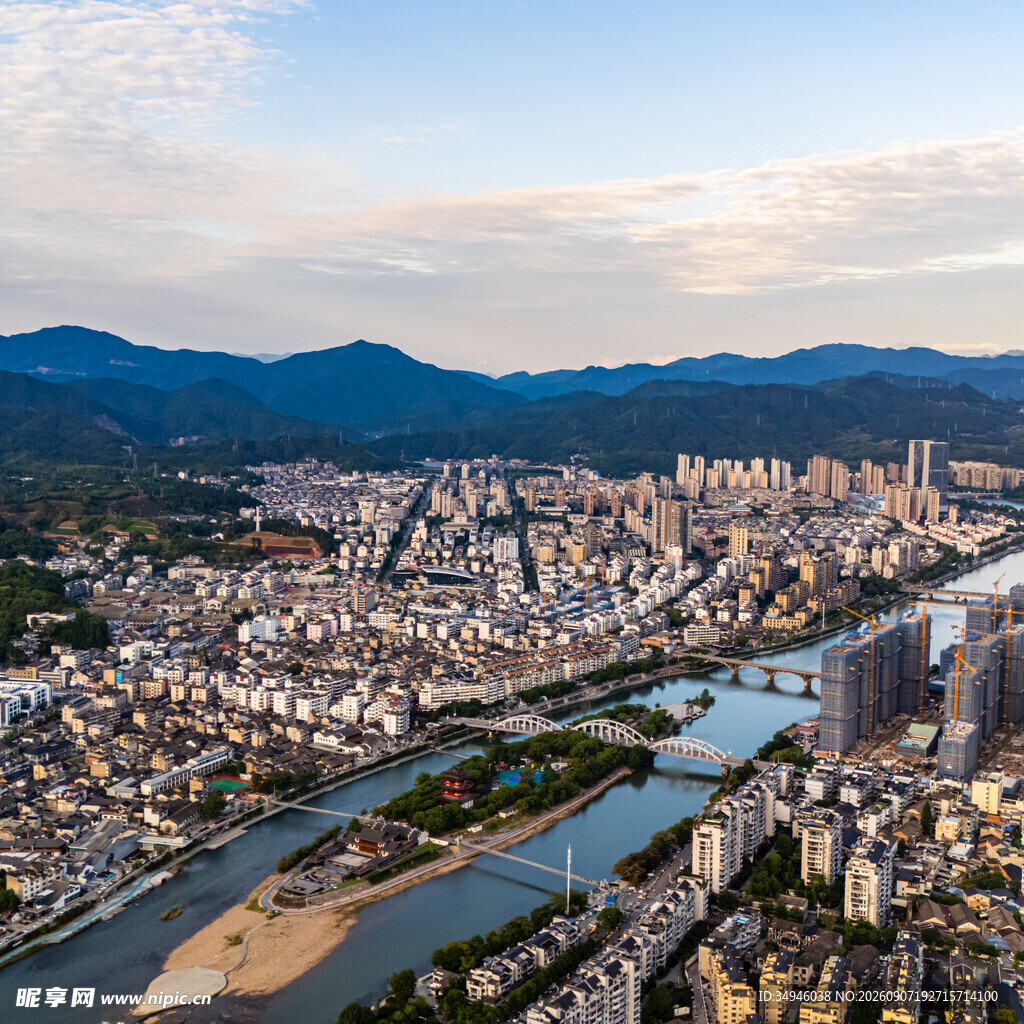 城市河畔全景风光