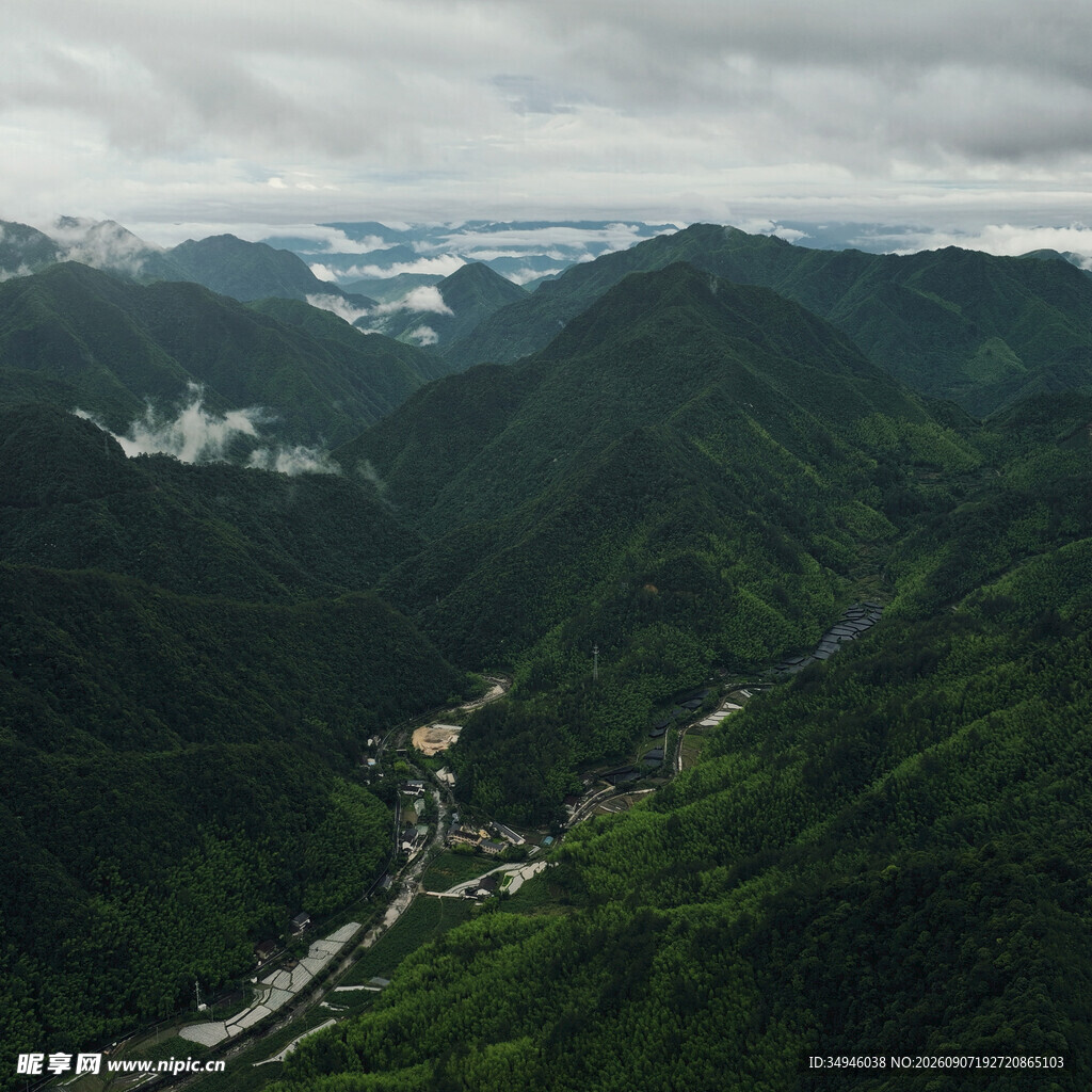 山间绿野