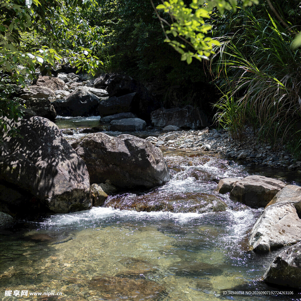 山间清澈溪流与嶙峋怪石