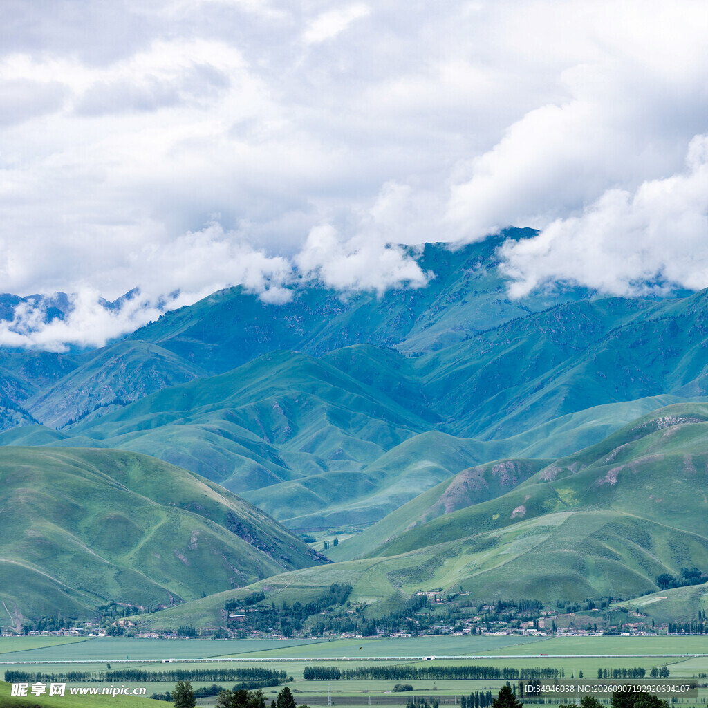 青山绿野间的壮丽山景