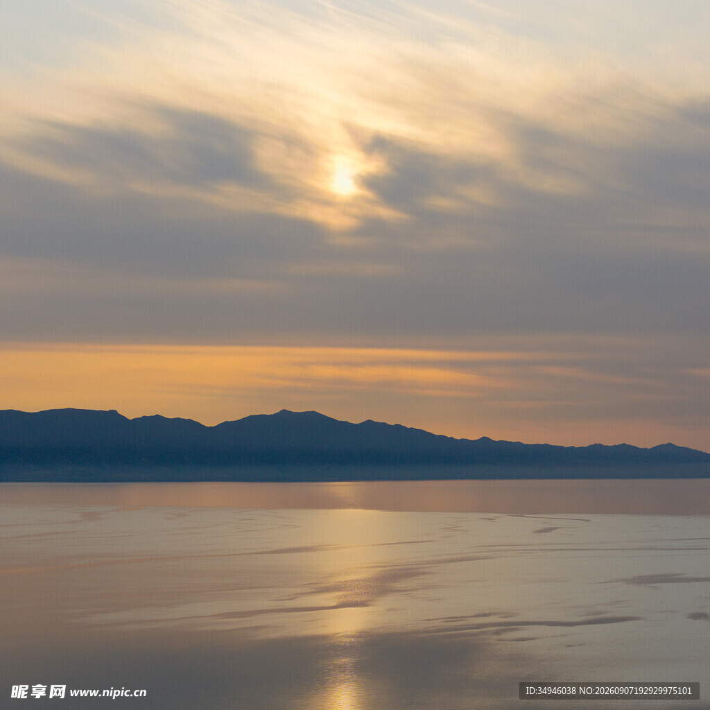 夕阳下宁静的山水景致