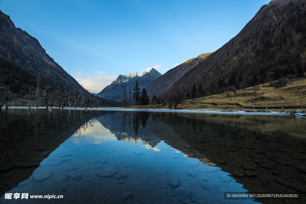 山间静谧湖景山水相映