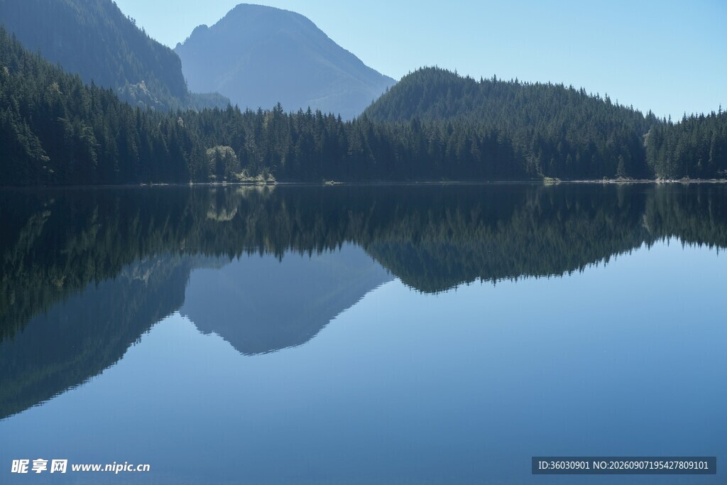宁静山湖美景