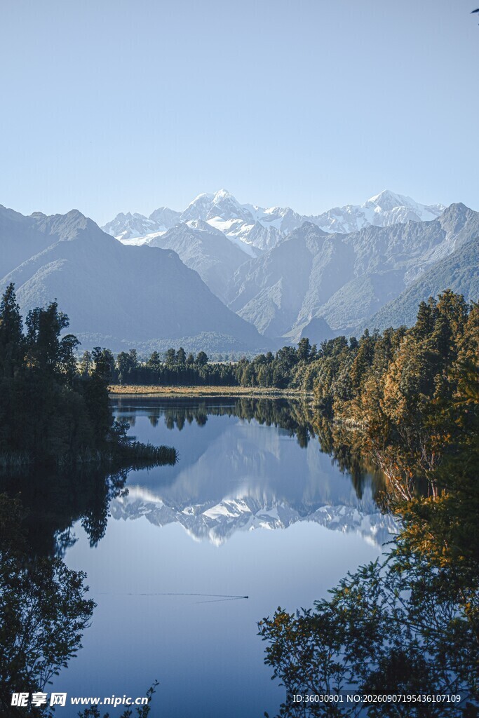 湖畔山林间的壮丽山水景