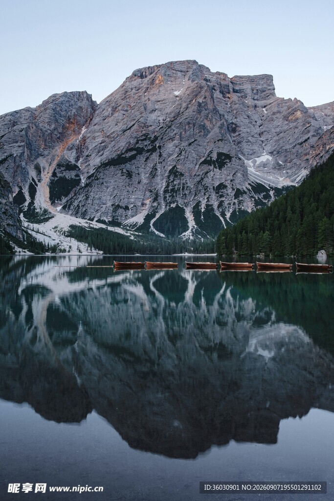山间湖泊美景倒影如画