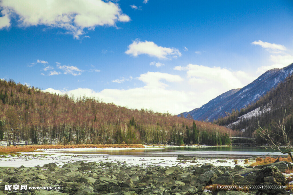 秋日山间河流壮丽风光