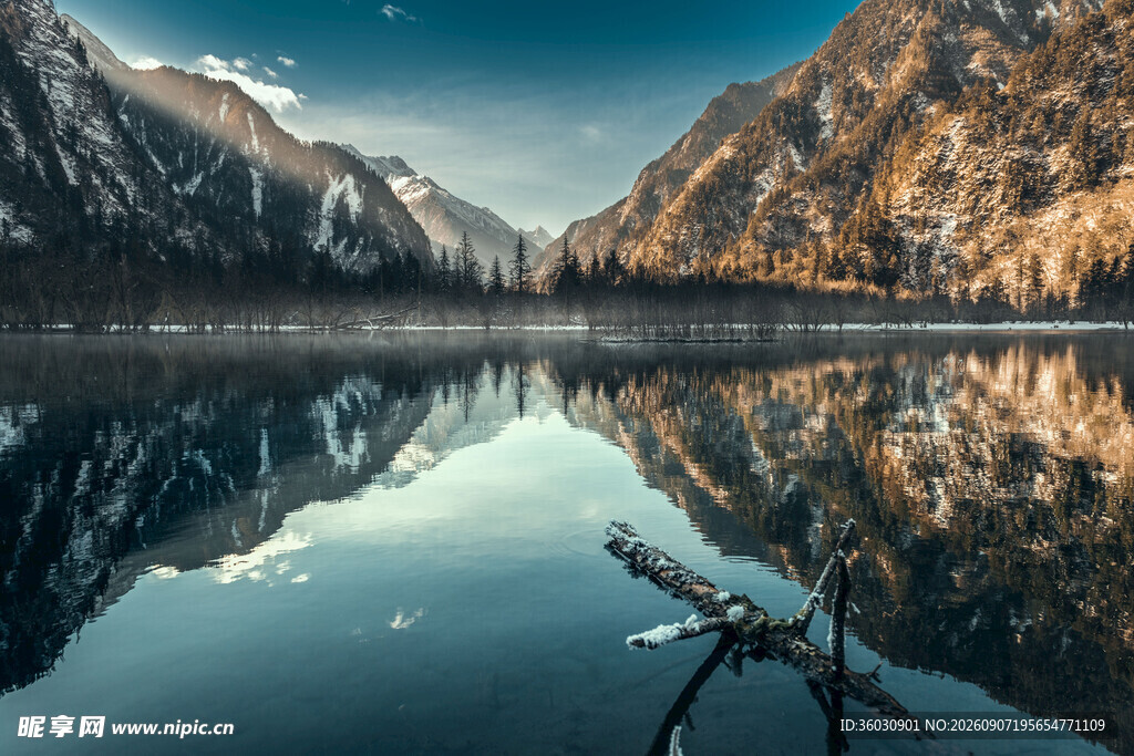 宁静山水倒影如画美景