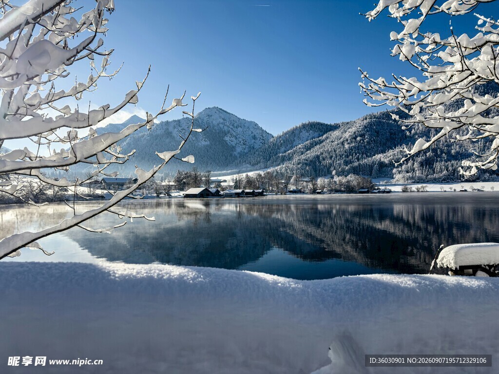 冬日雪景下的静谧湖光山色