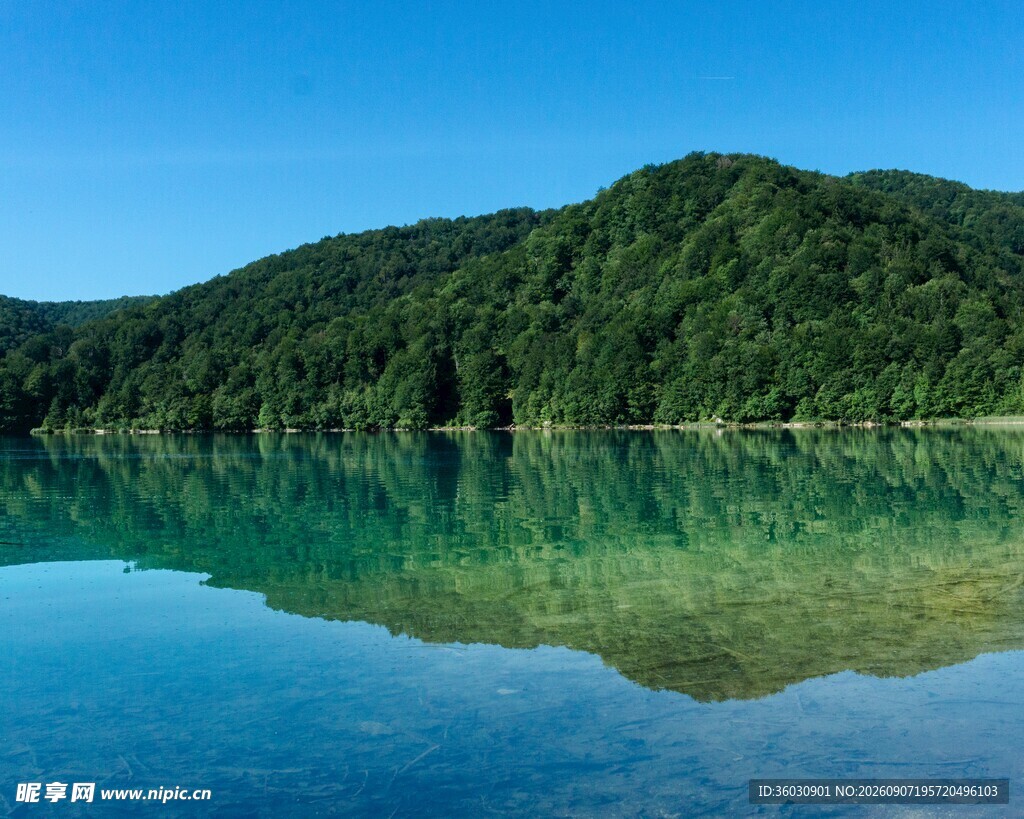 宁静湖山倒影美景