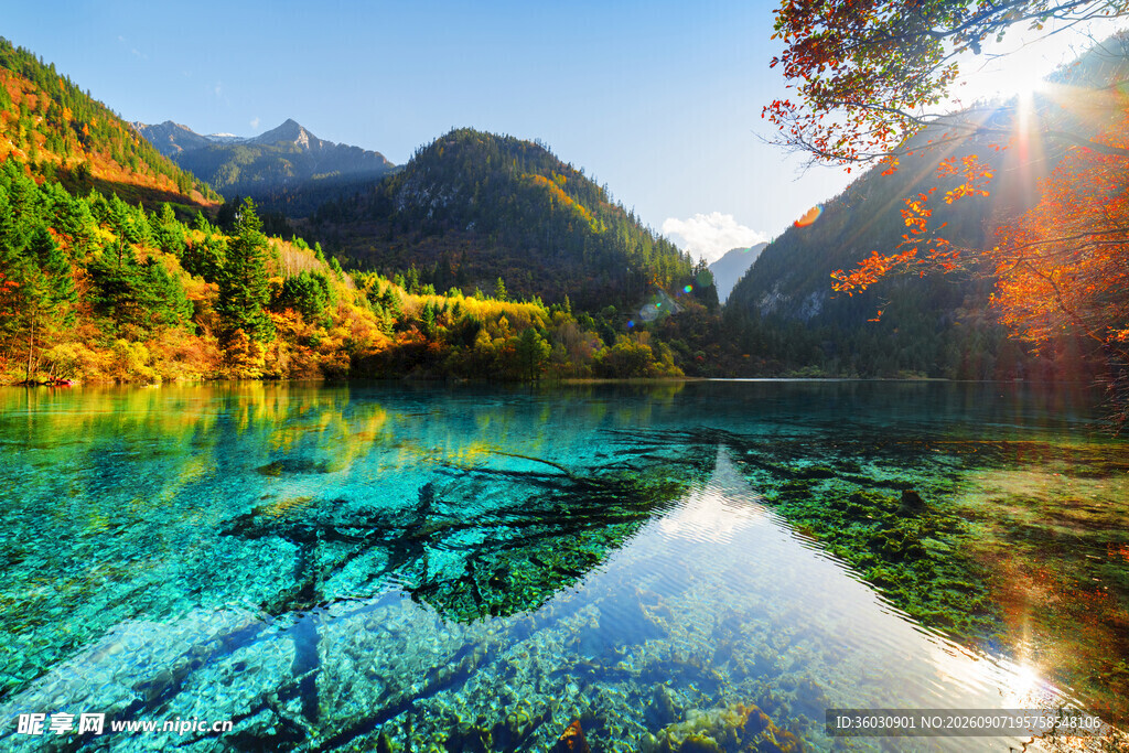 梦幻清澈的山间碧绿湖水