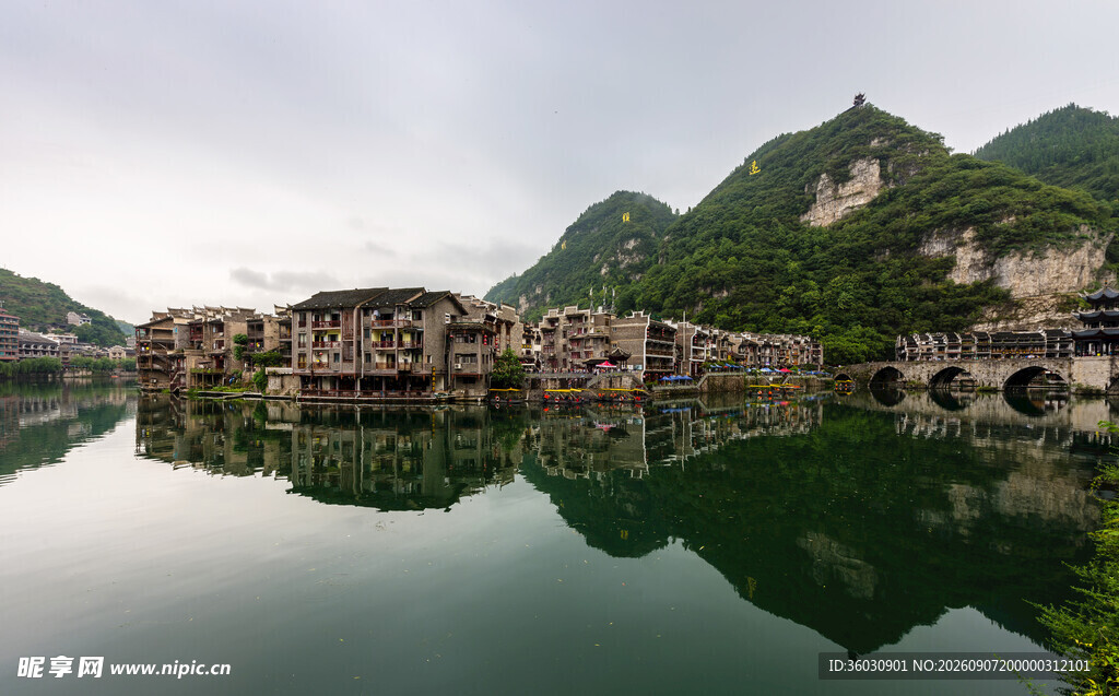 山水间的古朴水上建筑群