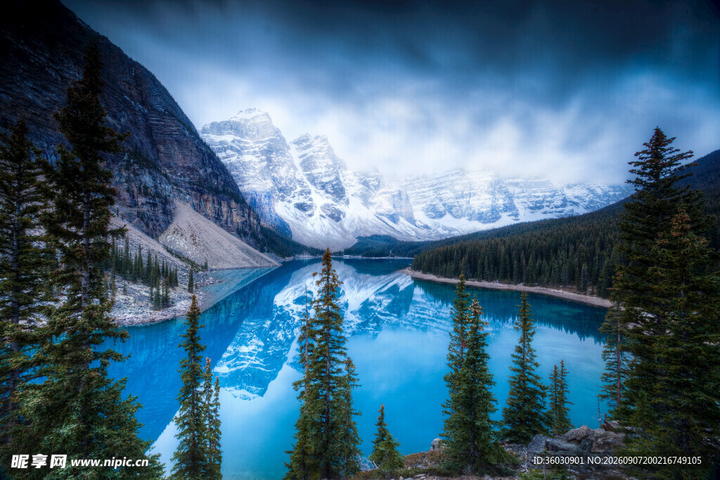 梦幻蓝湖与雪山森林美景