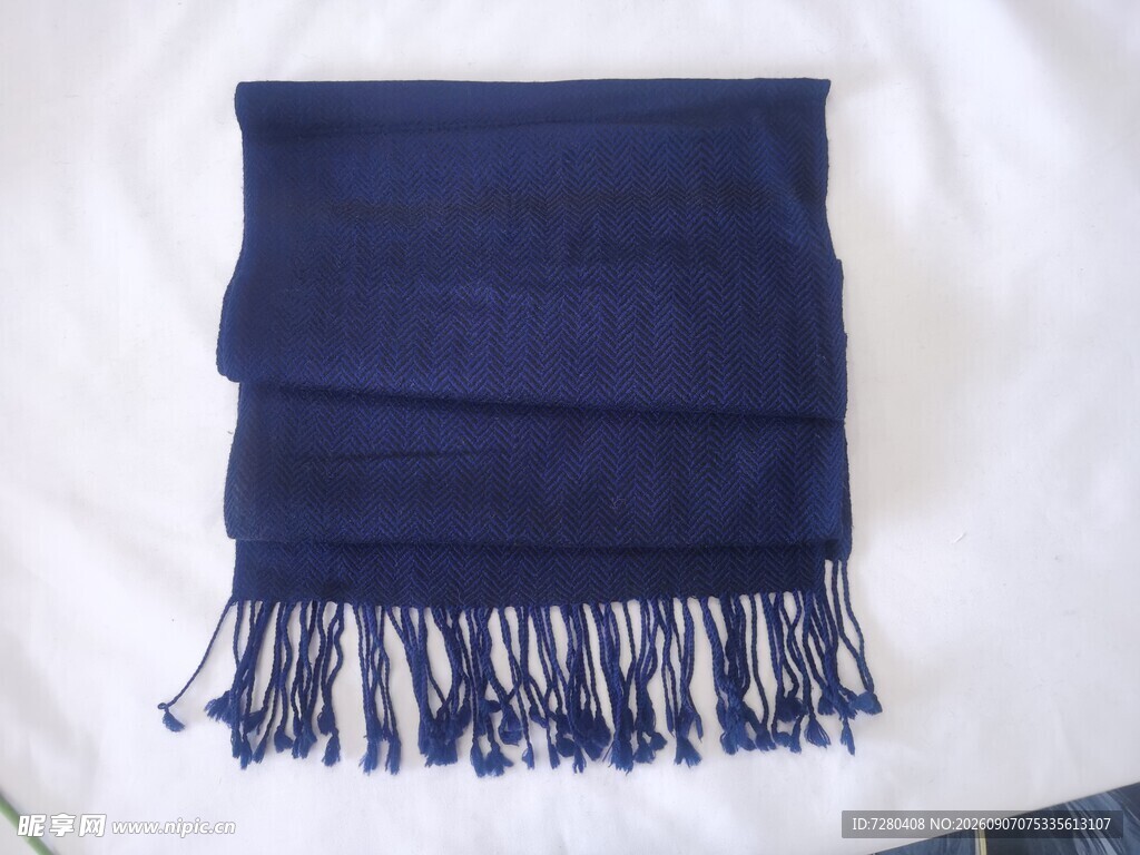 深蓝色流苏围巾展示