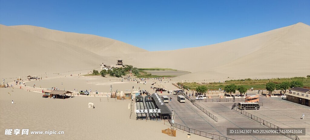 沙漠中的车辆停放场景