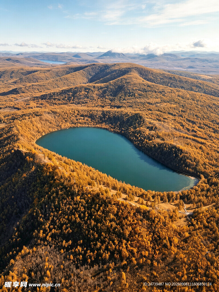秋日河畔美景