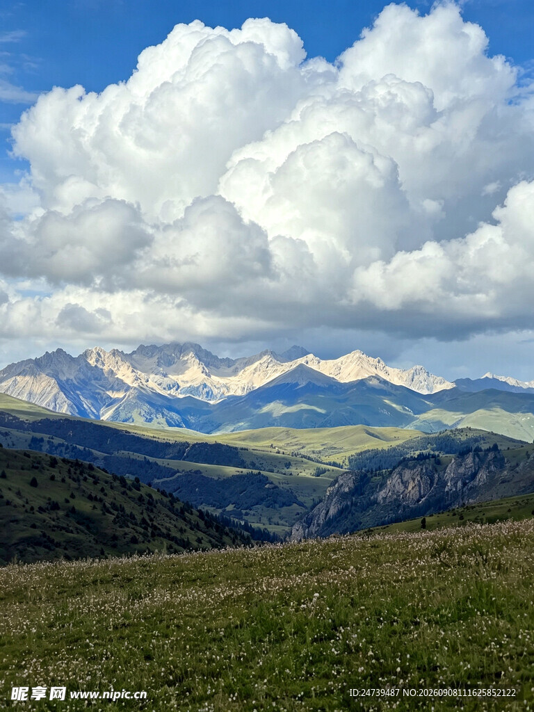 高山草原上的壮丽云景