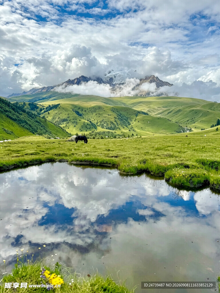 山间湖畔美景