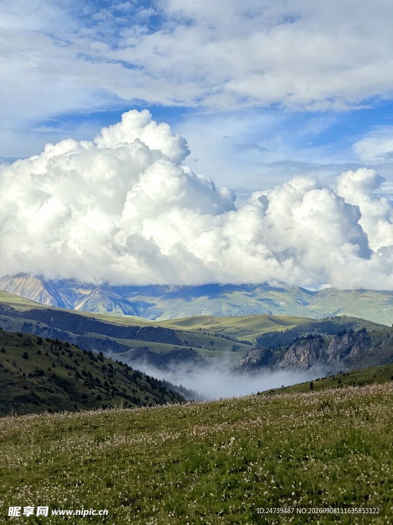 高山云海间的壮美自然景观