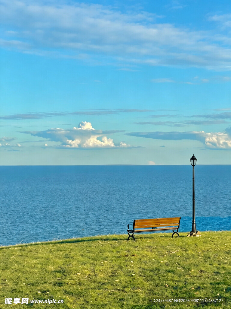 海边草地长椅惬意景致