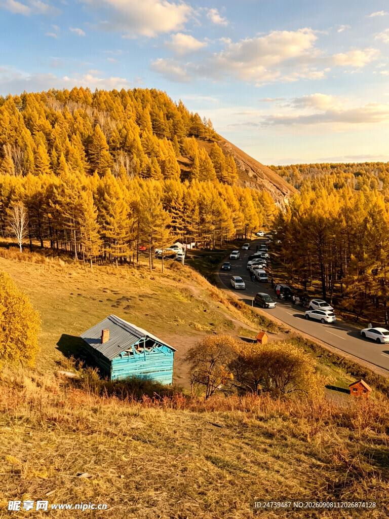 秋日山坡上的小屋与公路
