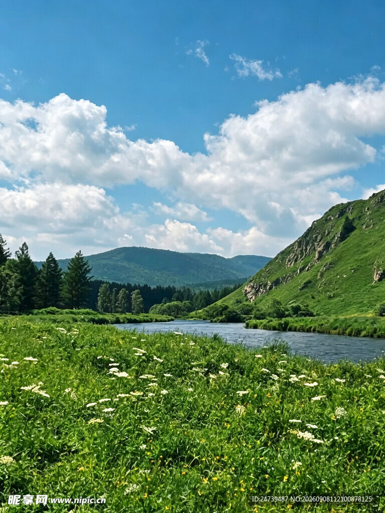 山间绿野湖泊美景
