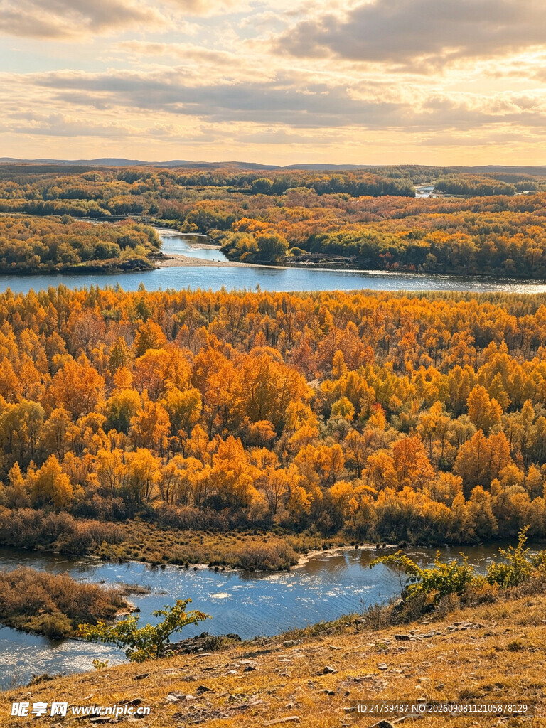 秋日河谷斑斓美景