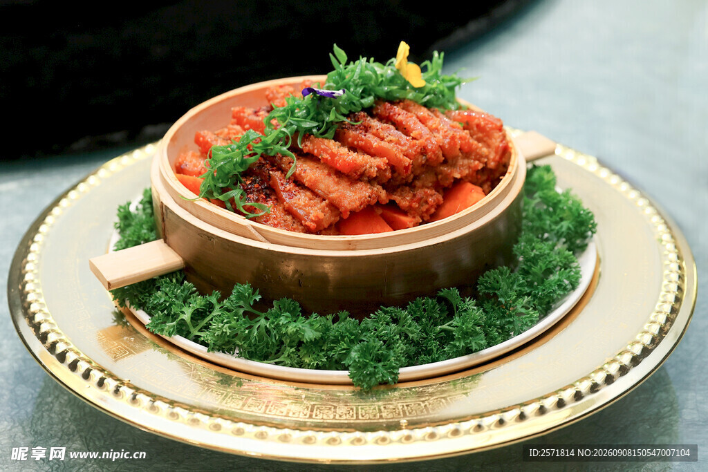 美味红烧排骨摆于盘中粉蒸肉