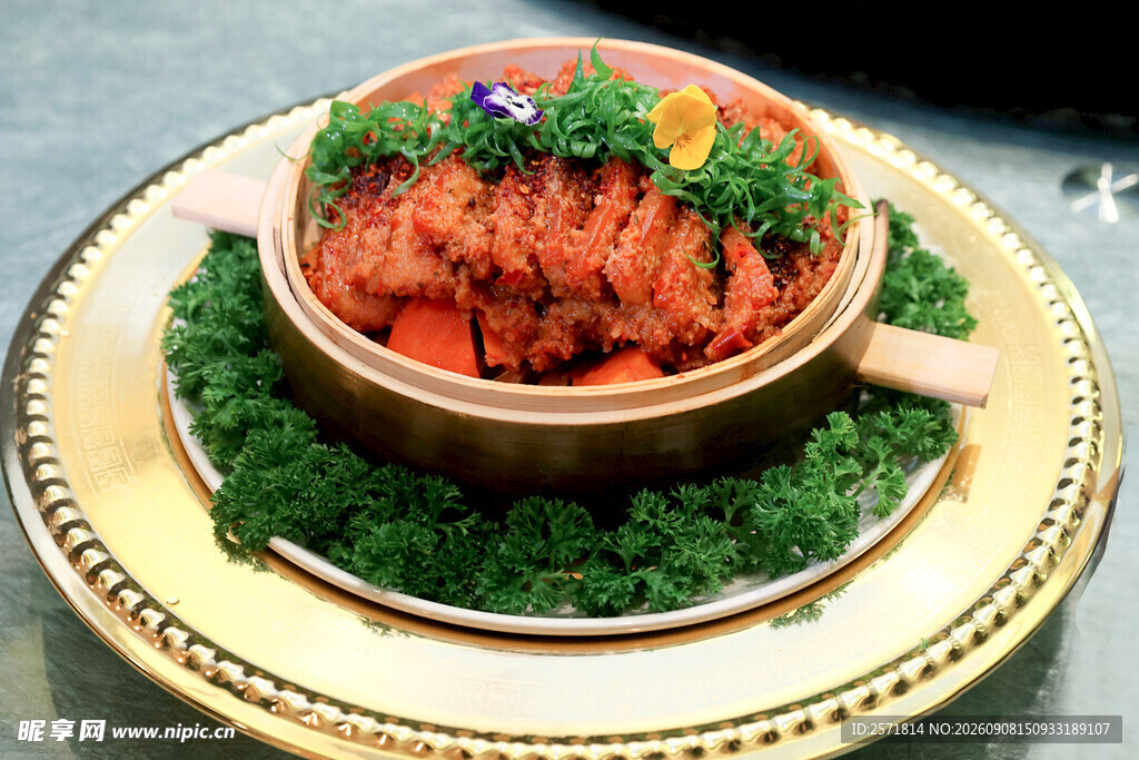 精致摆盘的美味粉蒸肉
