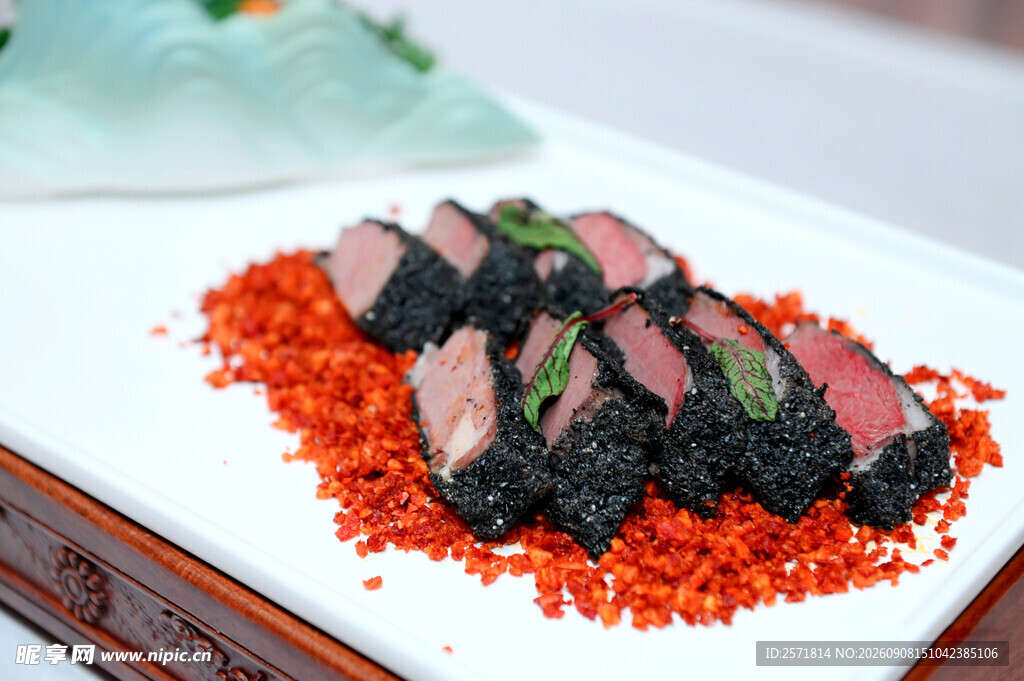 黑芝麻香煎羊黑松露配牛肉粒美食