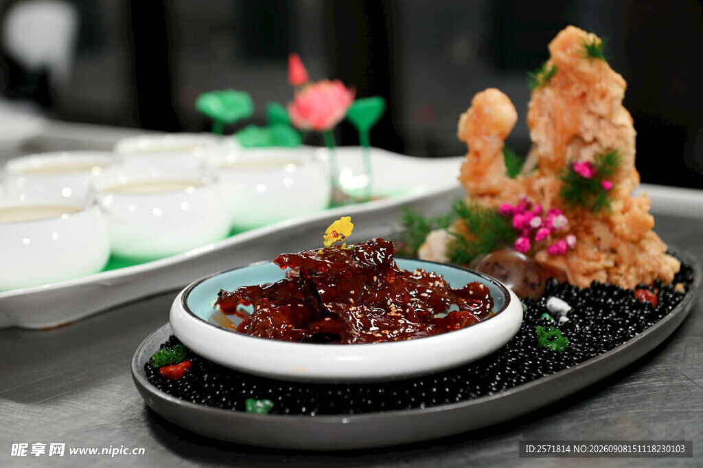 灯影牛肉精致摆盘的特色风味酱料