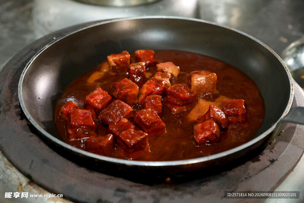 锅中炖煮的美味红烧肉