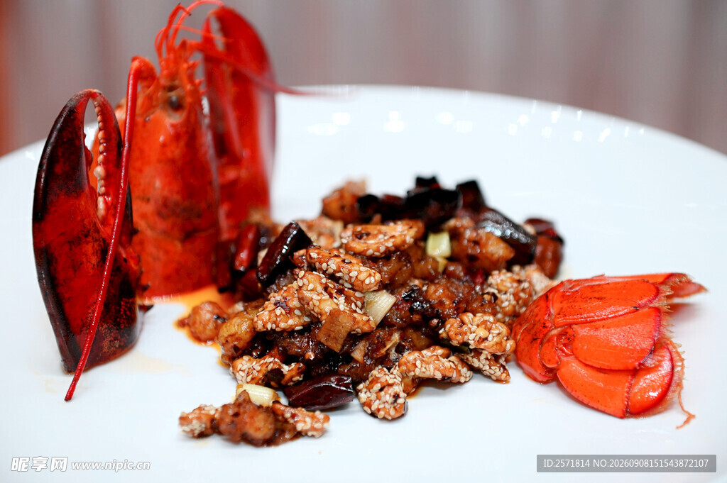 龙虾配坚果摆盘美食