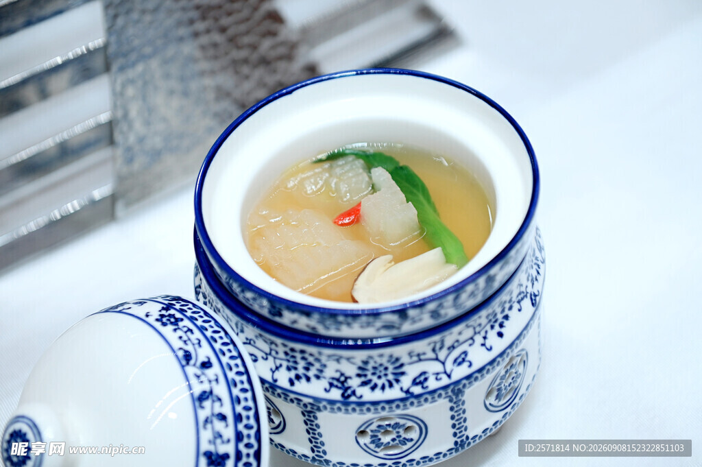 青花瓷盅松茸鸡汤炖人参