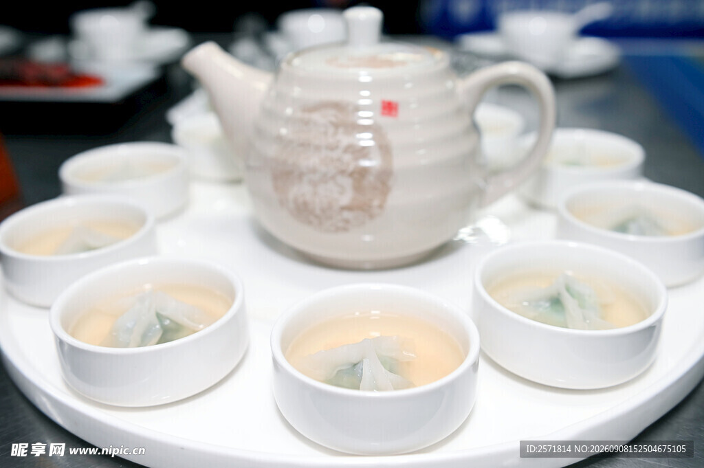 中式茶具羊汤水晶蔬菜饺