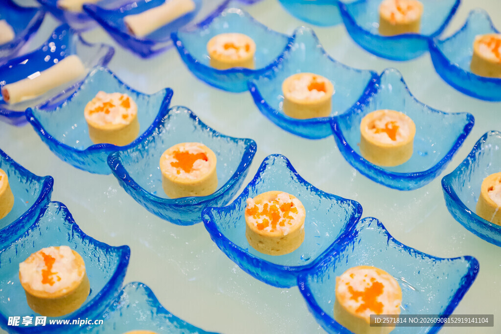 蓝色底精致小食拼盘