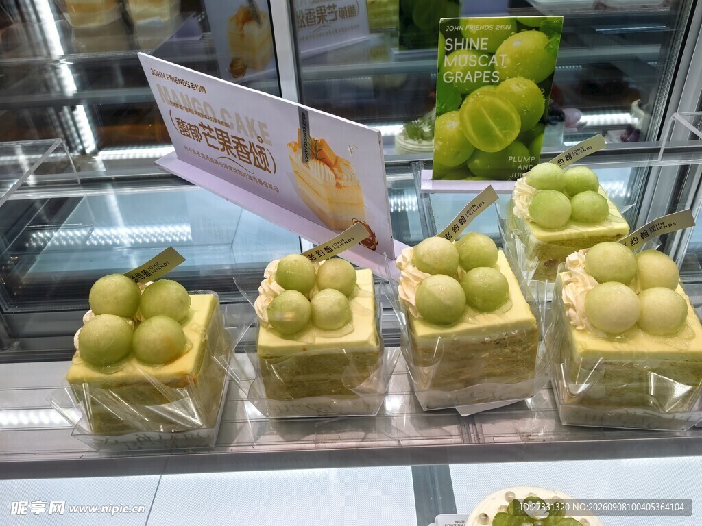 展示柜中的精致盒装水果