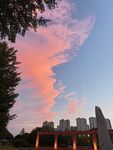 城市黄昏下的绚烂天空