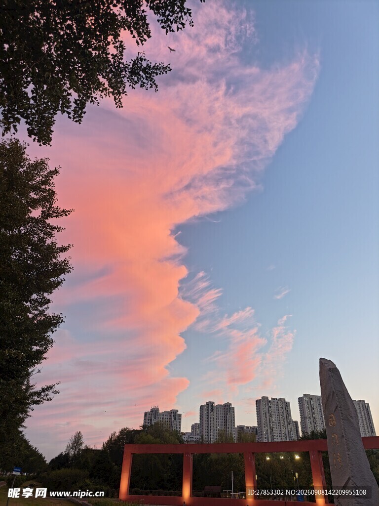 城市黄昏下的绚烂天空
