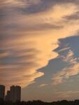 城市上空绚丽的黄昏云彩