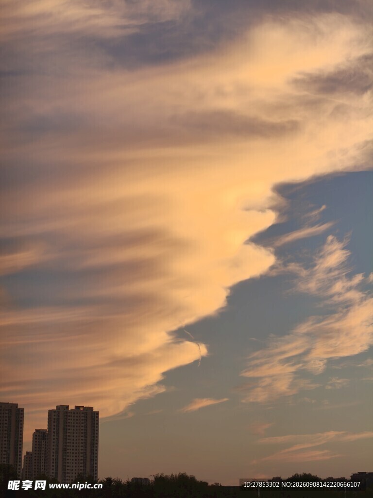 城市上空绚丽的黄昏云彩