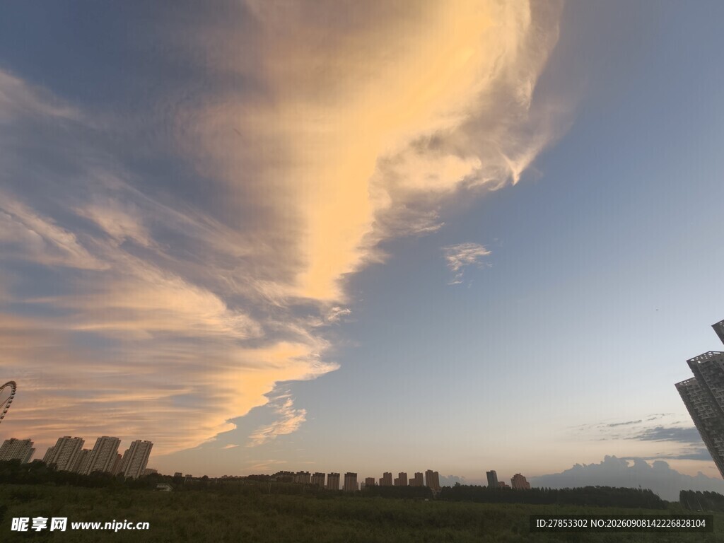夕阳下的城市天际线美景