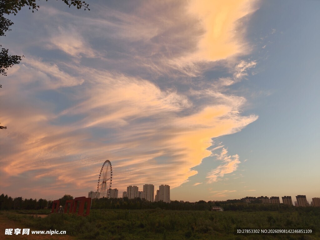 城市晚霞下的摩天轮美景