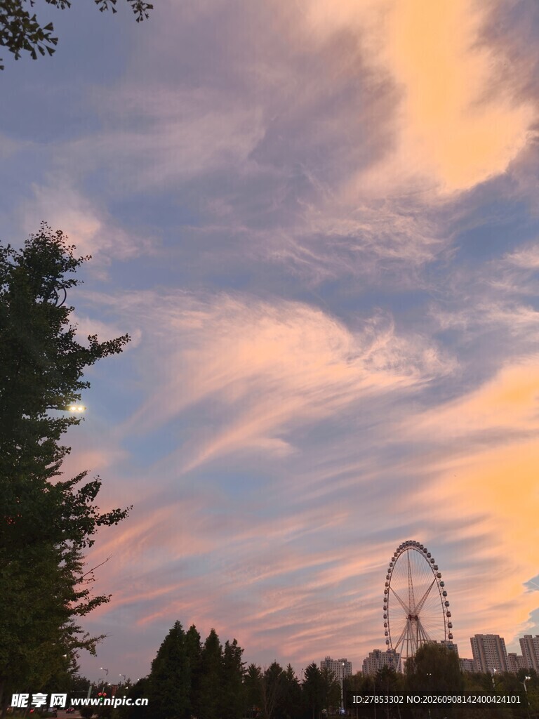 夕阳下的摩天轮与绚丽云彩